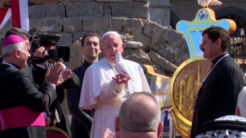 Papež se modlil v poničeném Mosulu , mši celebroval v Irbílu